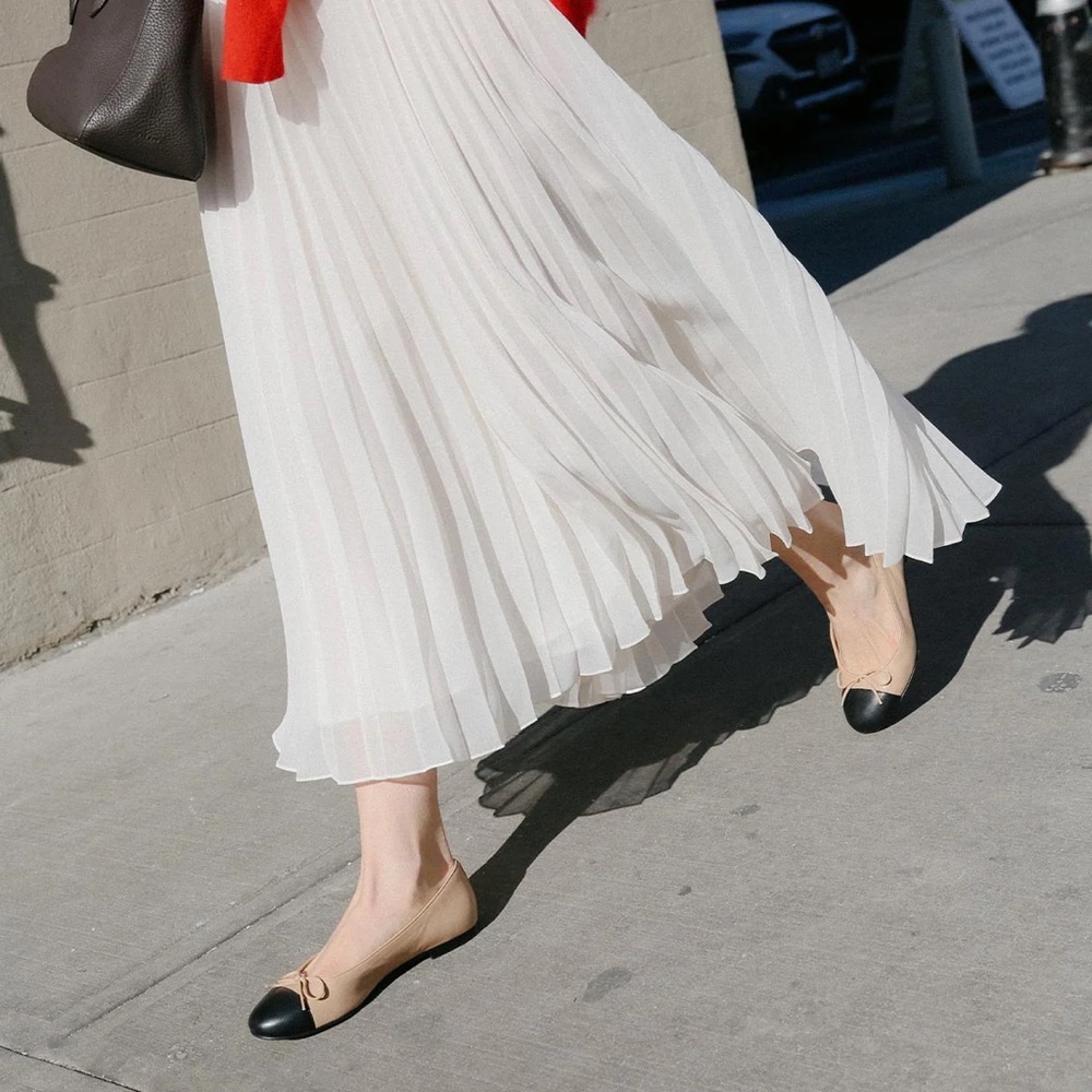 Margaux “The Demi” ballet flat in color Dune and Black Nappa.